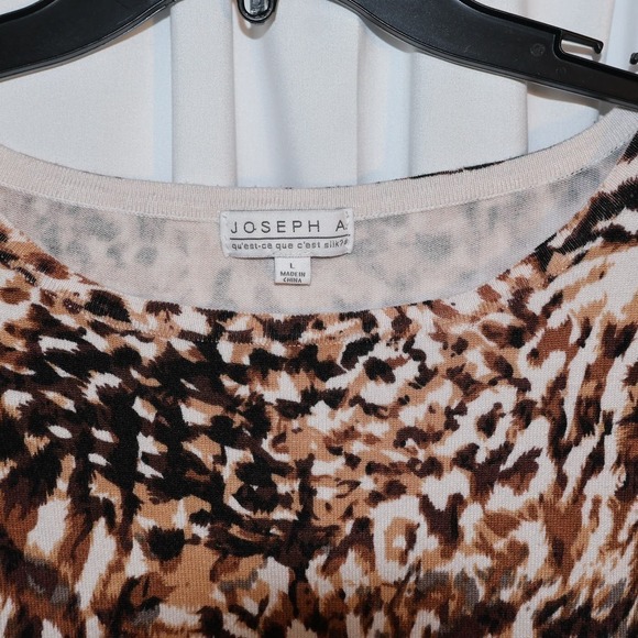 Joseph A Blouse Size L Capped sleeves Animal print Buttons Across Shoulder Top - Picture 4 of 10